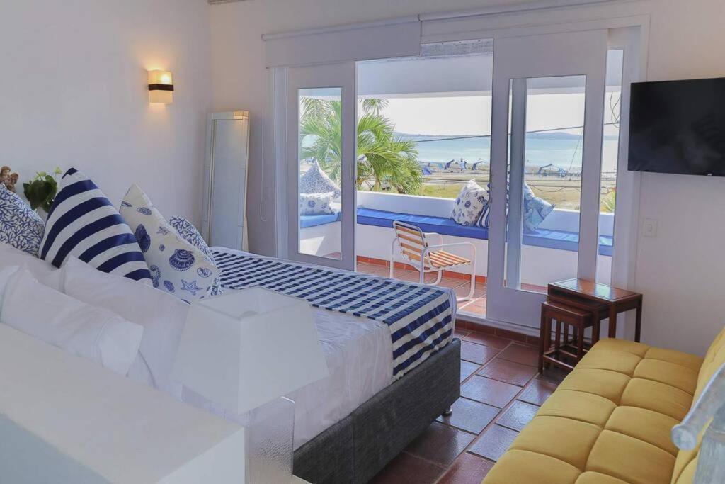 Blue House - Beachfront Luxury House With 8 Bedrooms *