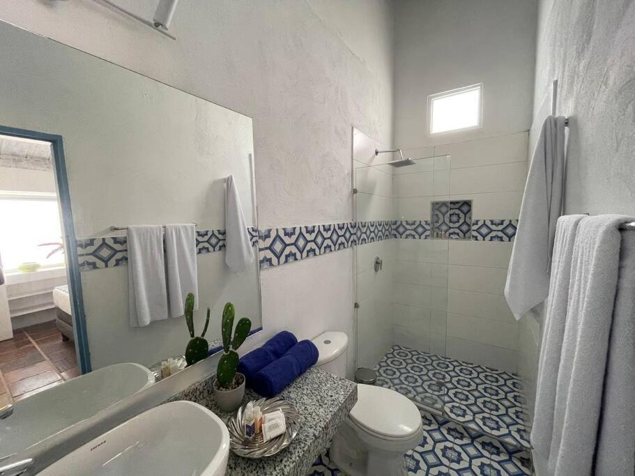 Сasa de vacaciones Blue House - Beachfront Luxury House With 8 Bedrooms *