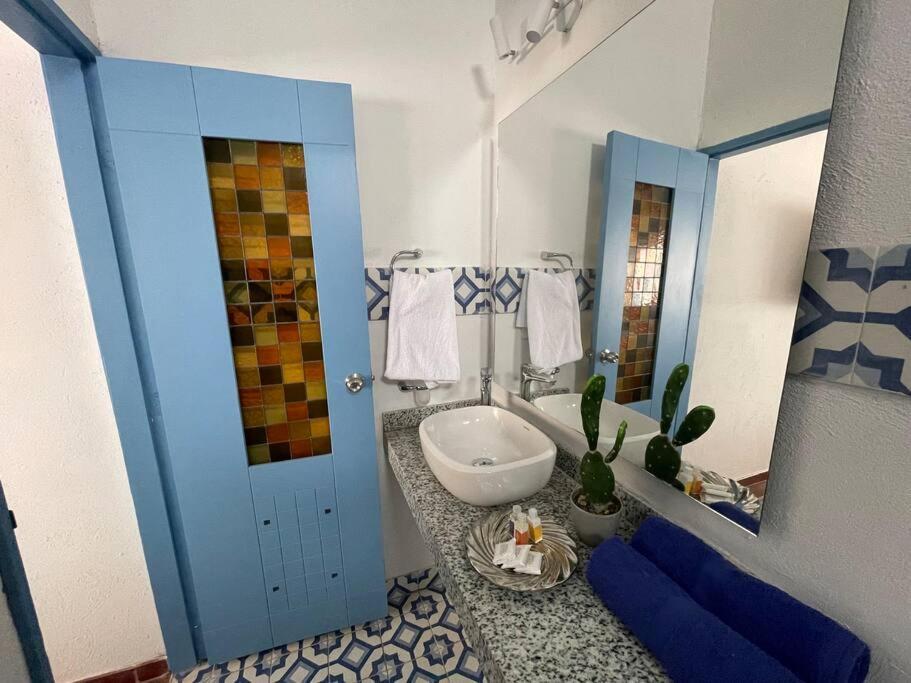 Blue House - Beachfront Luxury House With 8 Bedrooms Сasa de vacaciones Cartagena