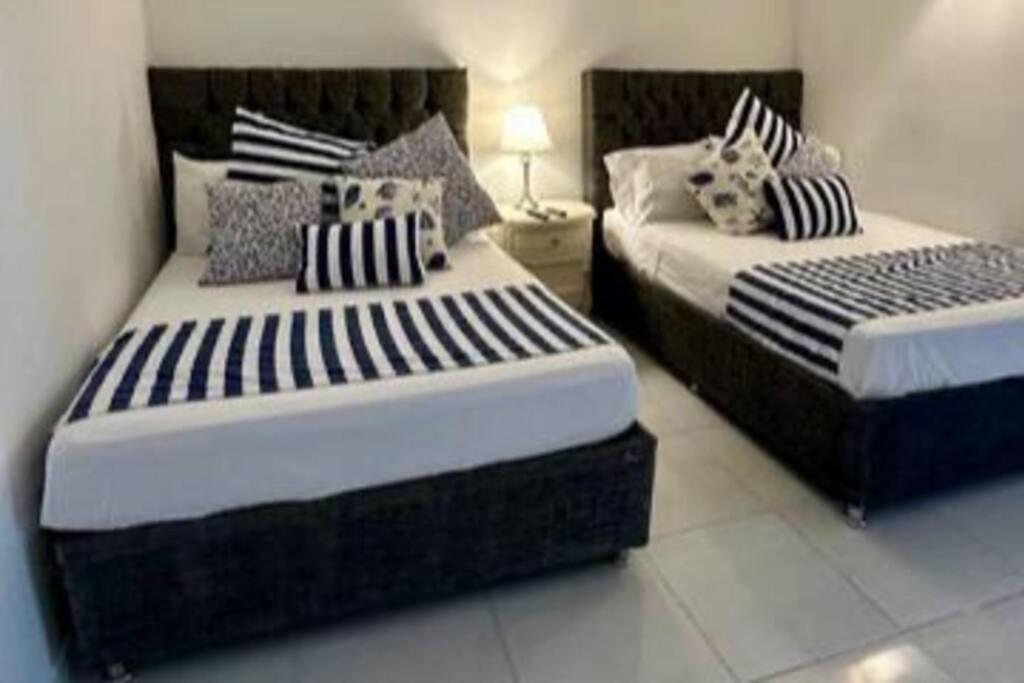 Сasa de vacaciones Blue House - Beachfront Luxury House With 8 Bedrooms *