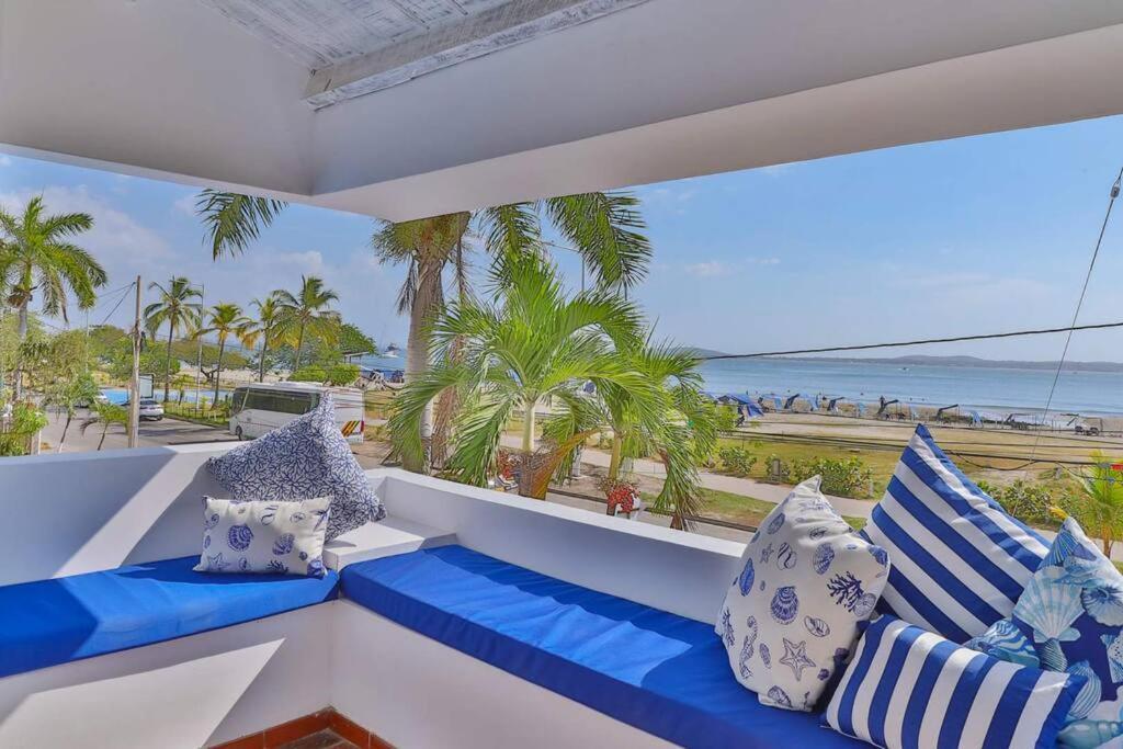 Blue House - Beachfront Luxury House With 8 Bedrooms *