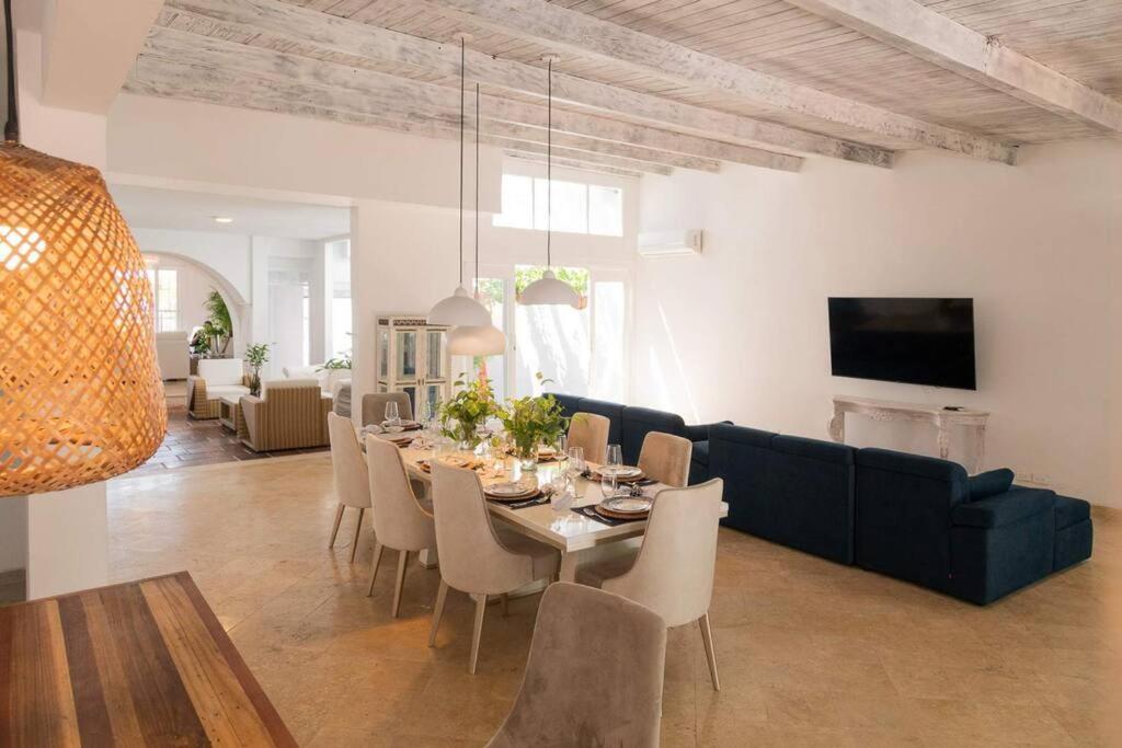 Blue House - Beachfront Luxury House With 8 Bedrooms *