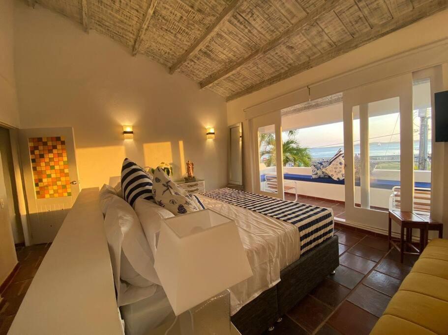 Blue House - Beachfront Luxury House With 8 Bedrooms