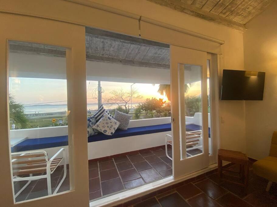 Сasa de vacaciones Blue House - Beachfront Luxury House With 8 Bedrooms