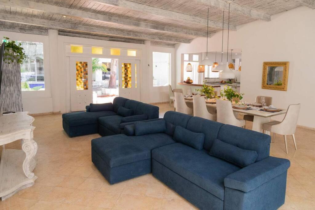 Сasa de vacaciones Blue House - Beachfront Luxury House With 8 Bedrooms *