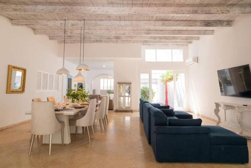 Сasa de vacaciones Blue House - Beachfront Luxury House With 8 Bedrooms *