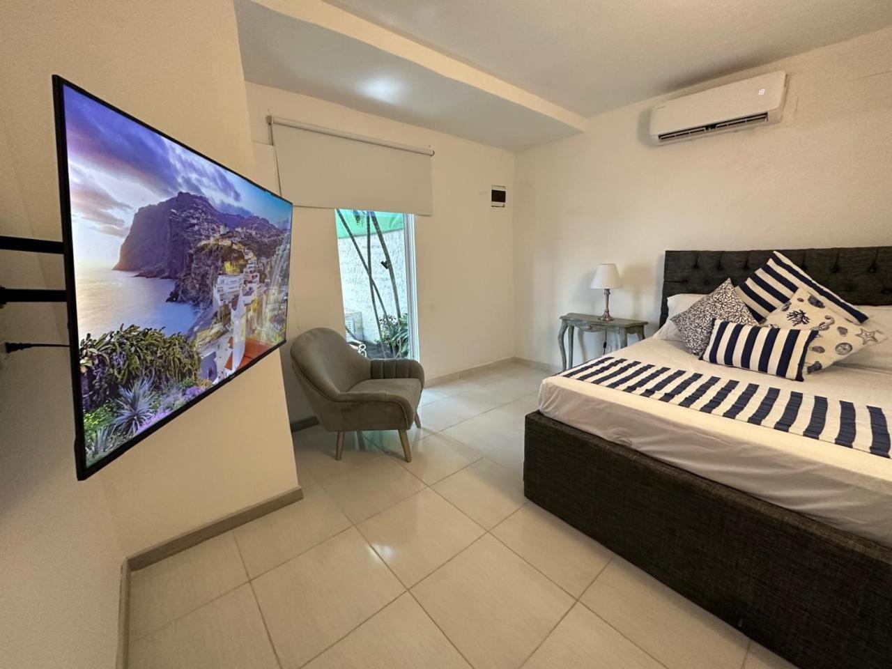 Blue House - Beachfront Luxury House With 8 Bedrooms Сasa de vacaciones