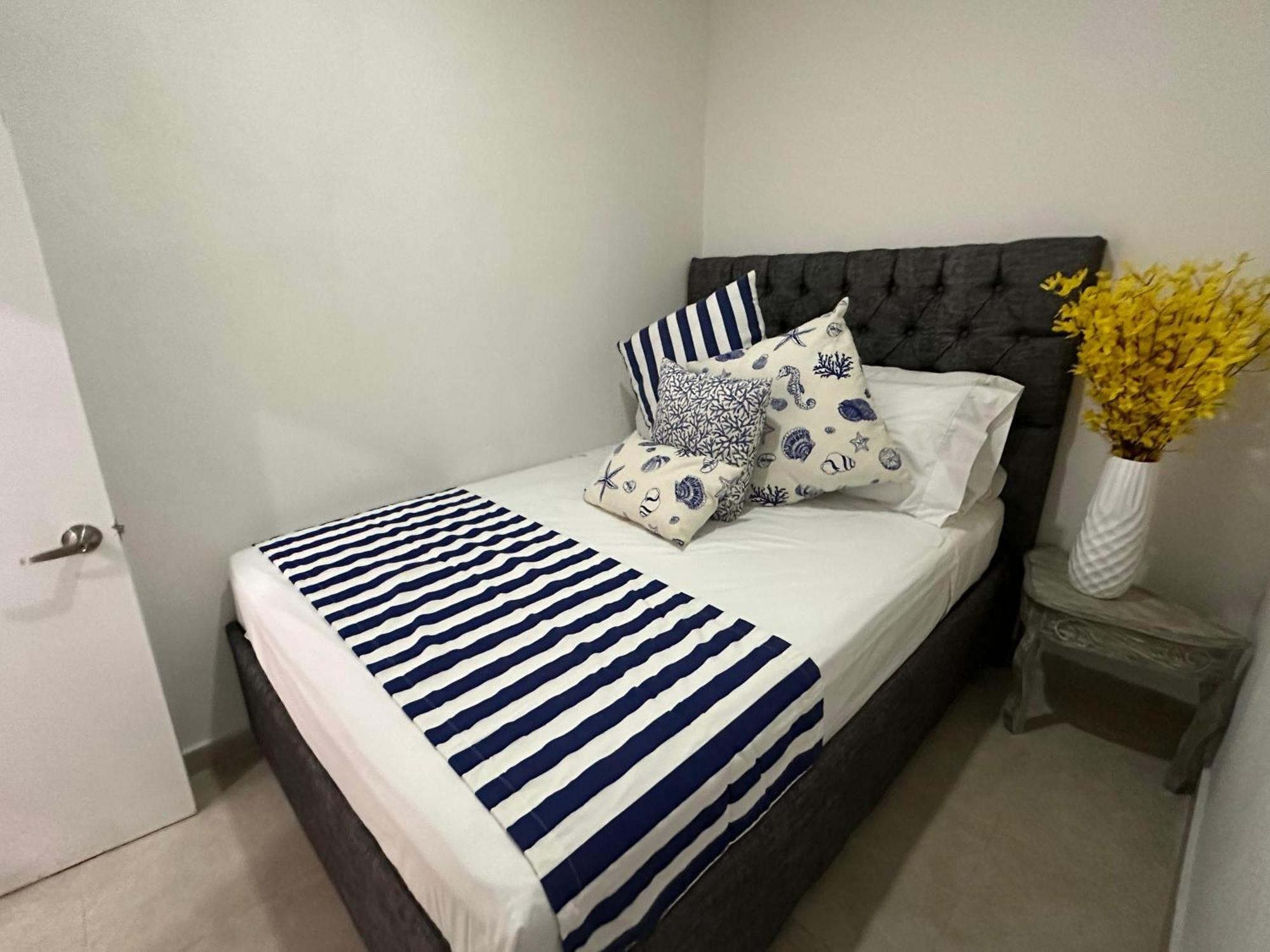 Сasa de vacaciones Blue House - Beachfront Luxury House With 8 Bedrooms